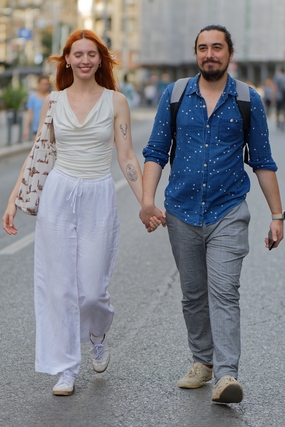 欧美街头手牵手情侣街拍摄影图片